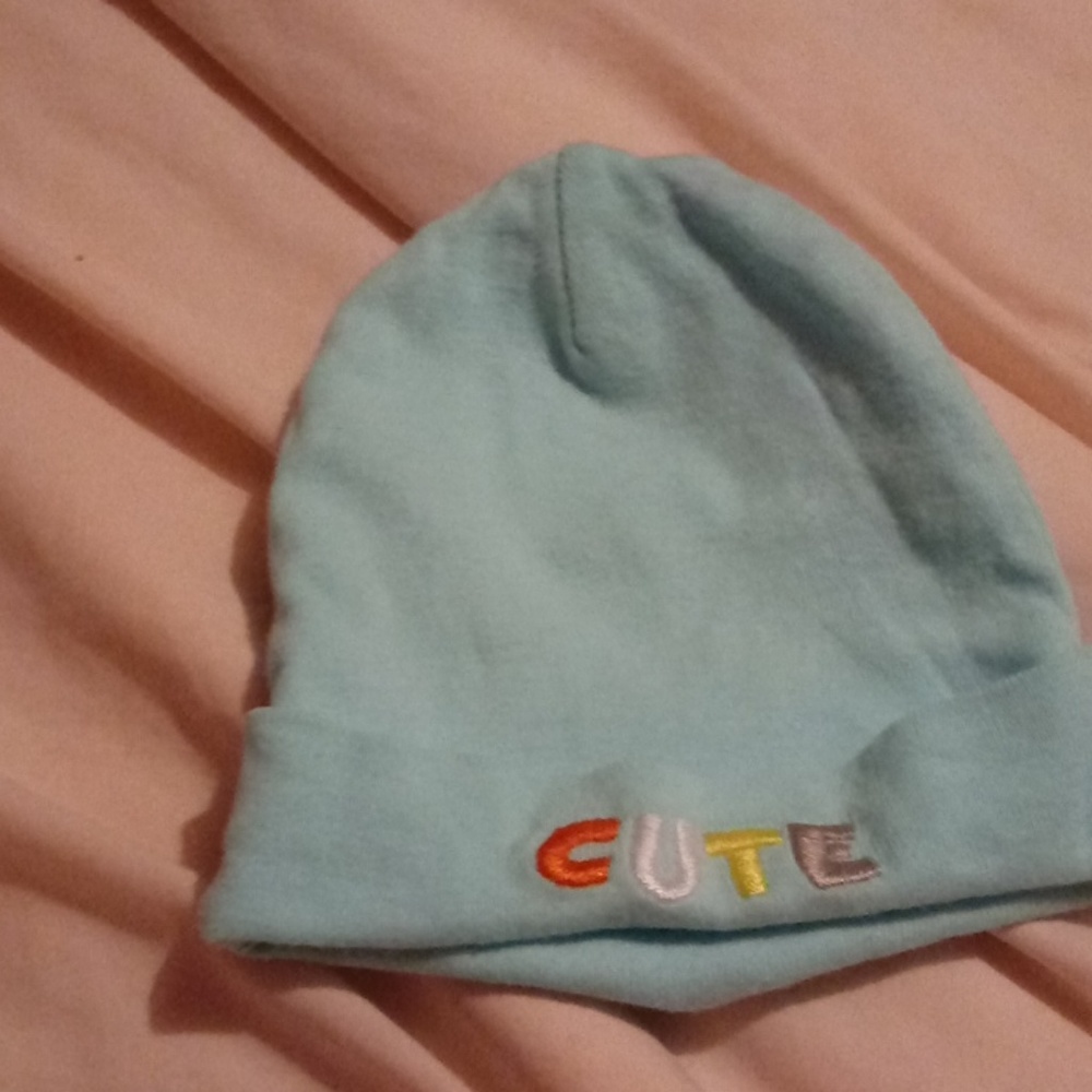 Baby hat saying cute on it